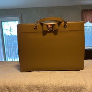 Salvatore Ferragamo Elegant Tan Women's Bag
Excellent condition , like new